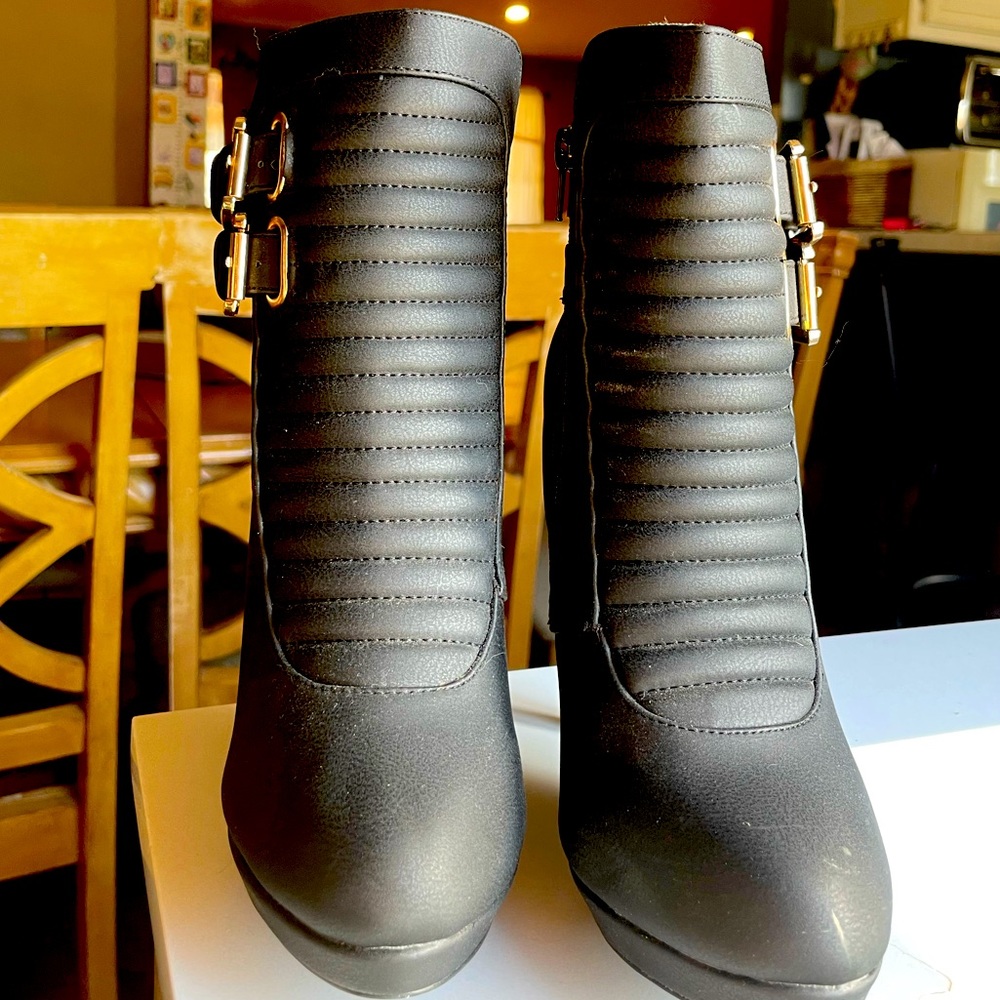 5 1/2 Spirit Moda black heel boots worn once in perfect condition